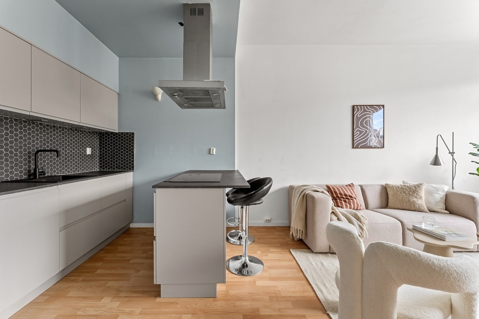 Den åpne løsningen gjør at man får et sosialt allrom. Galleribilde