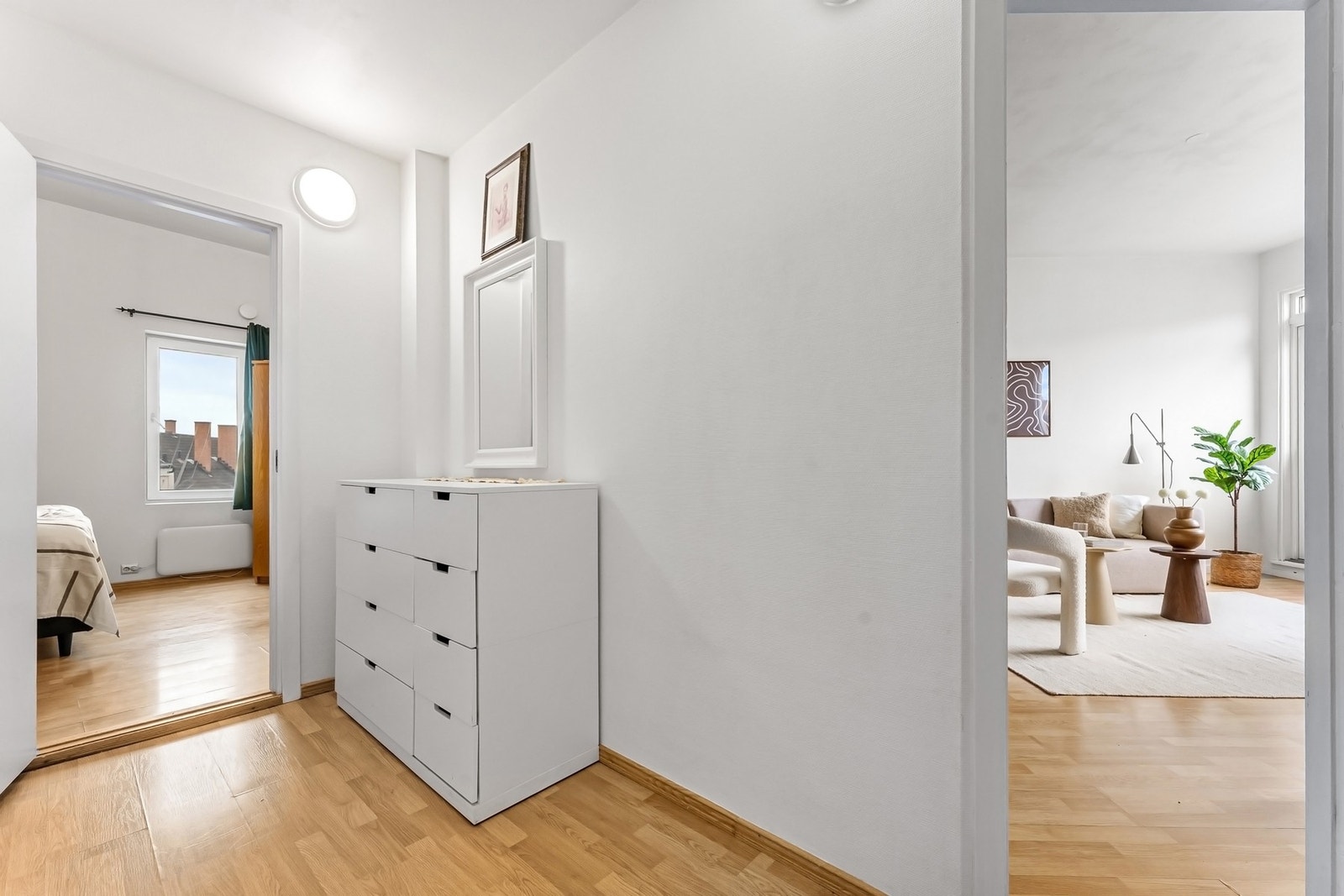 Lys entré med plass for klesoppheng og oppbevaring av sko. Galleribilde