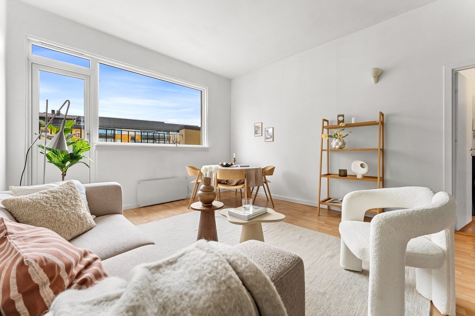 Dette er en sentral 2-roms toppleilighet med arealeffektiv planløsning. Galleribilde