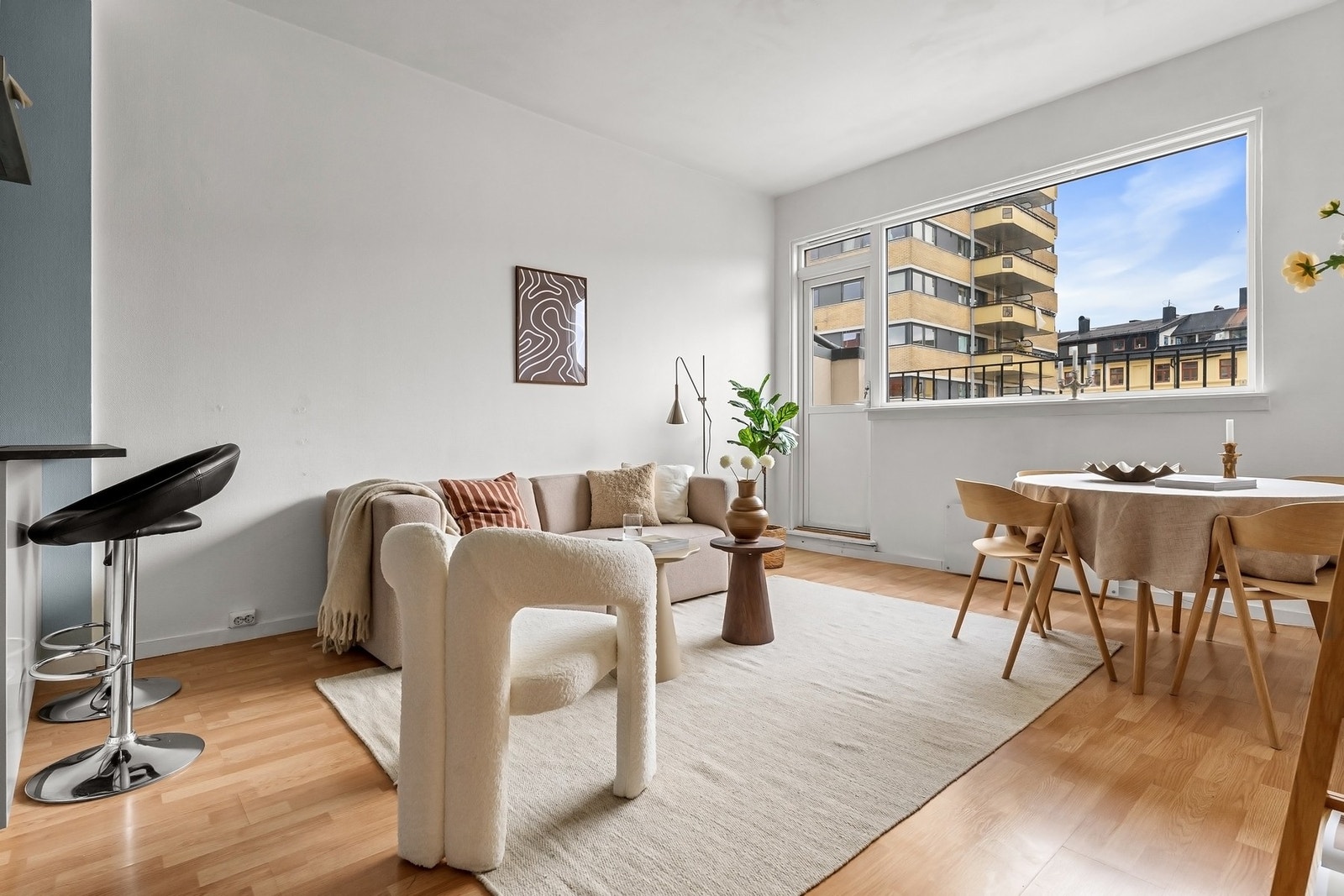 Det er ca. 2,6 meter takhøyde og godt med naturlig lysinnslipp. Galleribilde