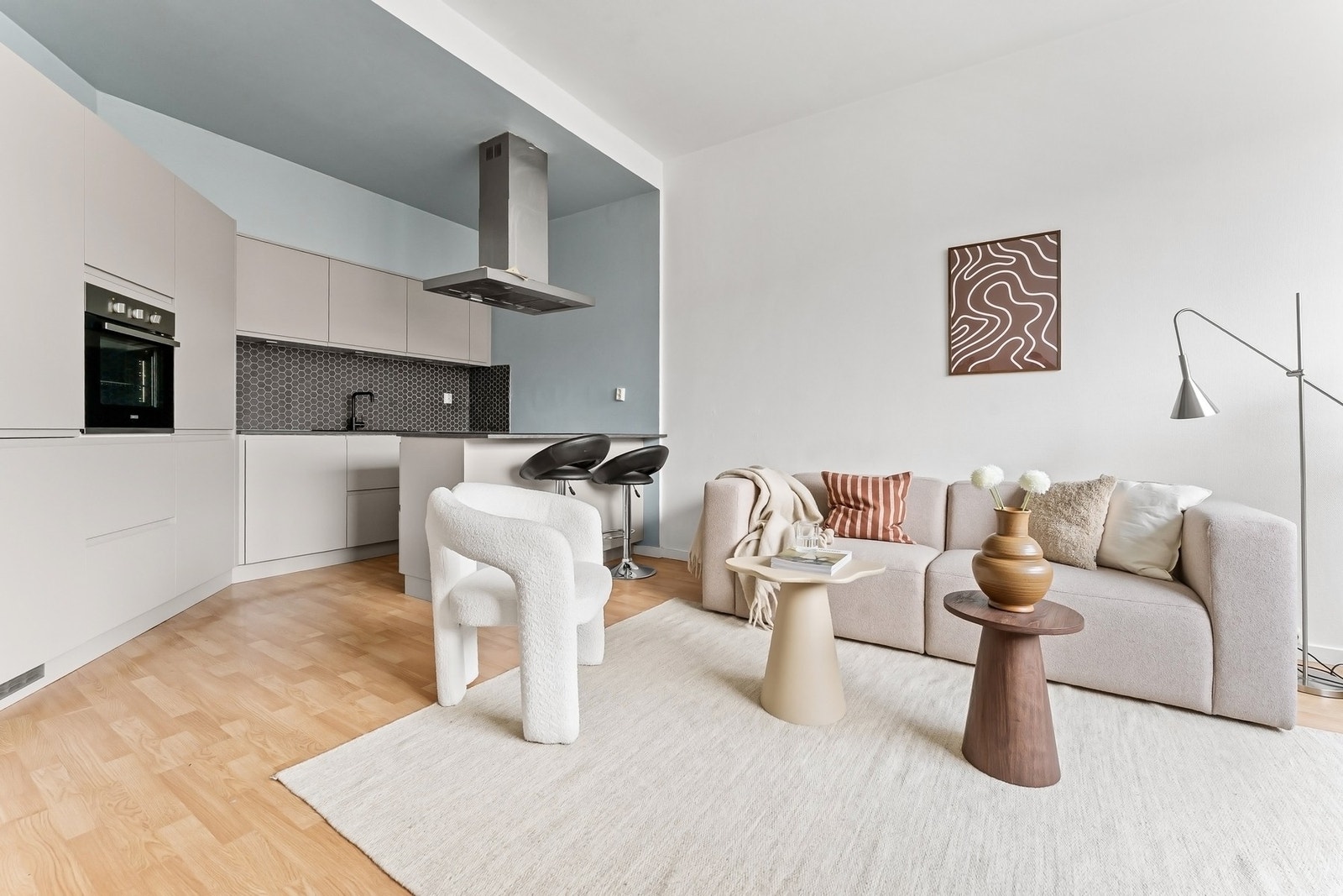 Stuen og kjøkkenet ligger i en sosial åpen løsning. Galleribilde