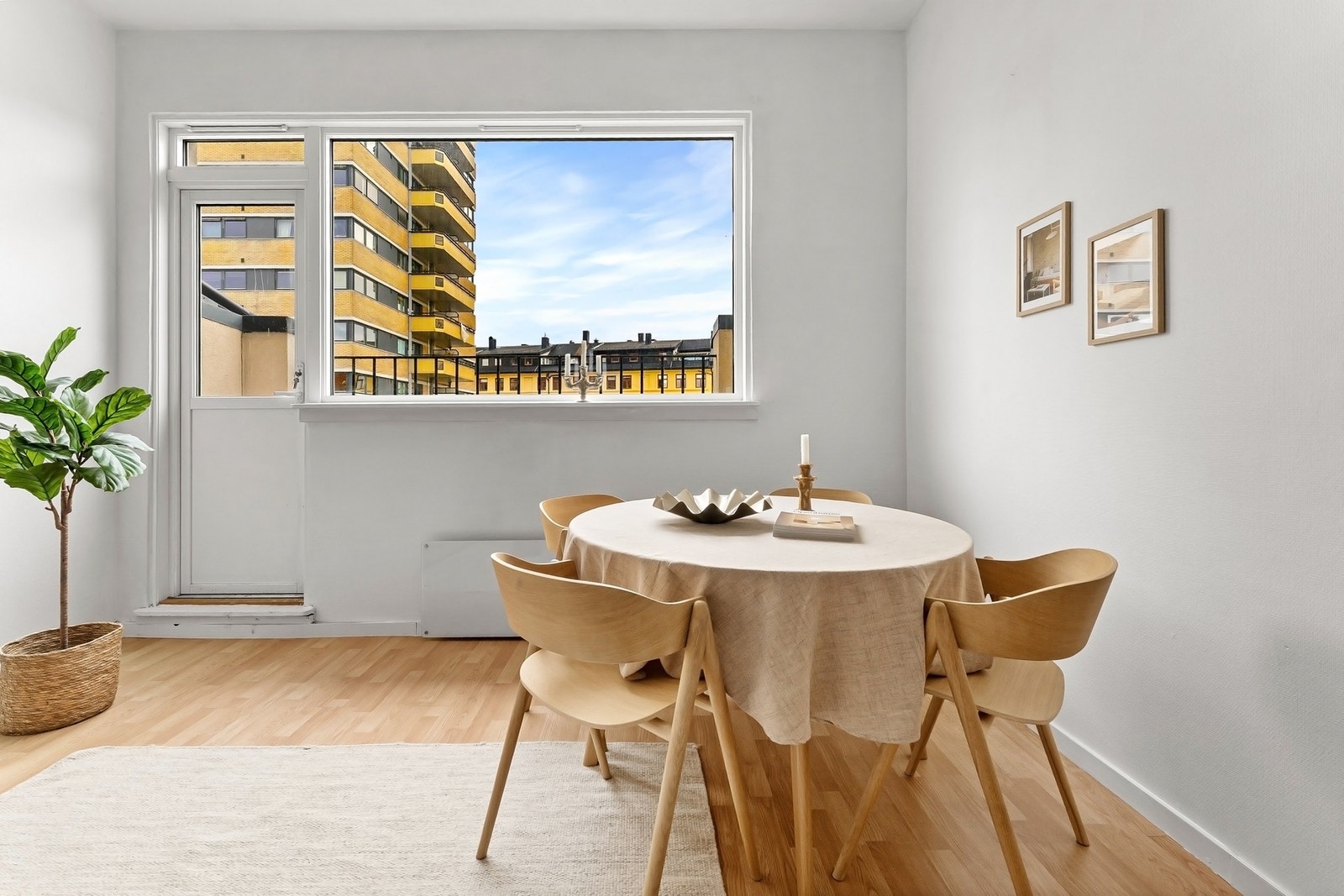 De store vindusflatene slipper inn rikelig med naturlig lys. Galleribilde