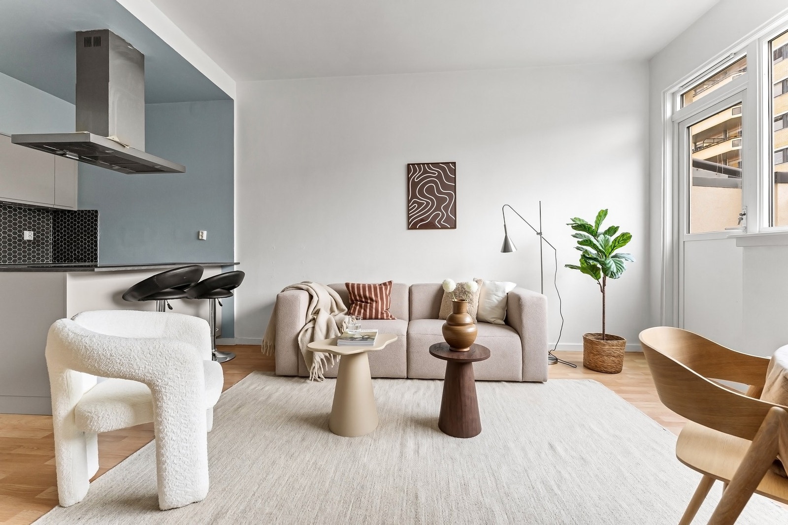 Stuen er romslig med god plass til å innrede etter ønske og behov. Galleribilde