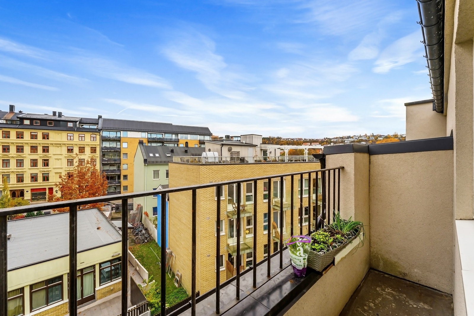 Fra stuen er det utgang til en koselig balkong med plass til sittegruppe. Galleribilde