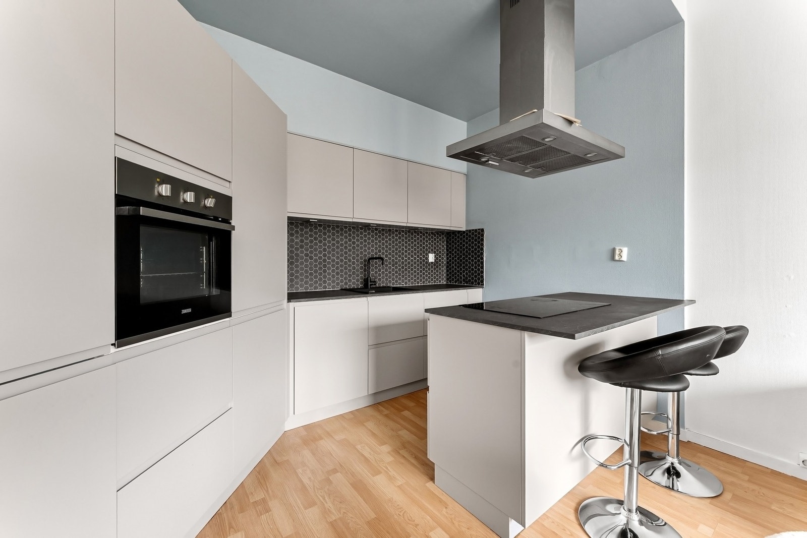 Kjøkkeninnredning fra 2020 med en fin kombinasjon av skap- og benkeplass for både oppbevaring og matlaging. Galleribilde