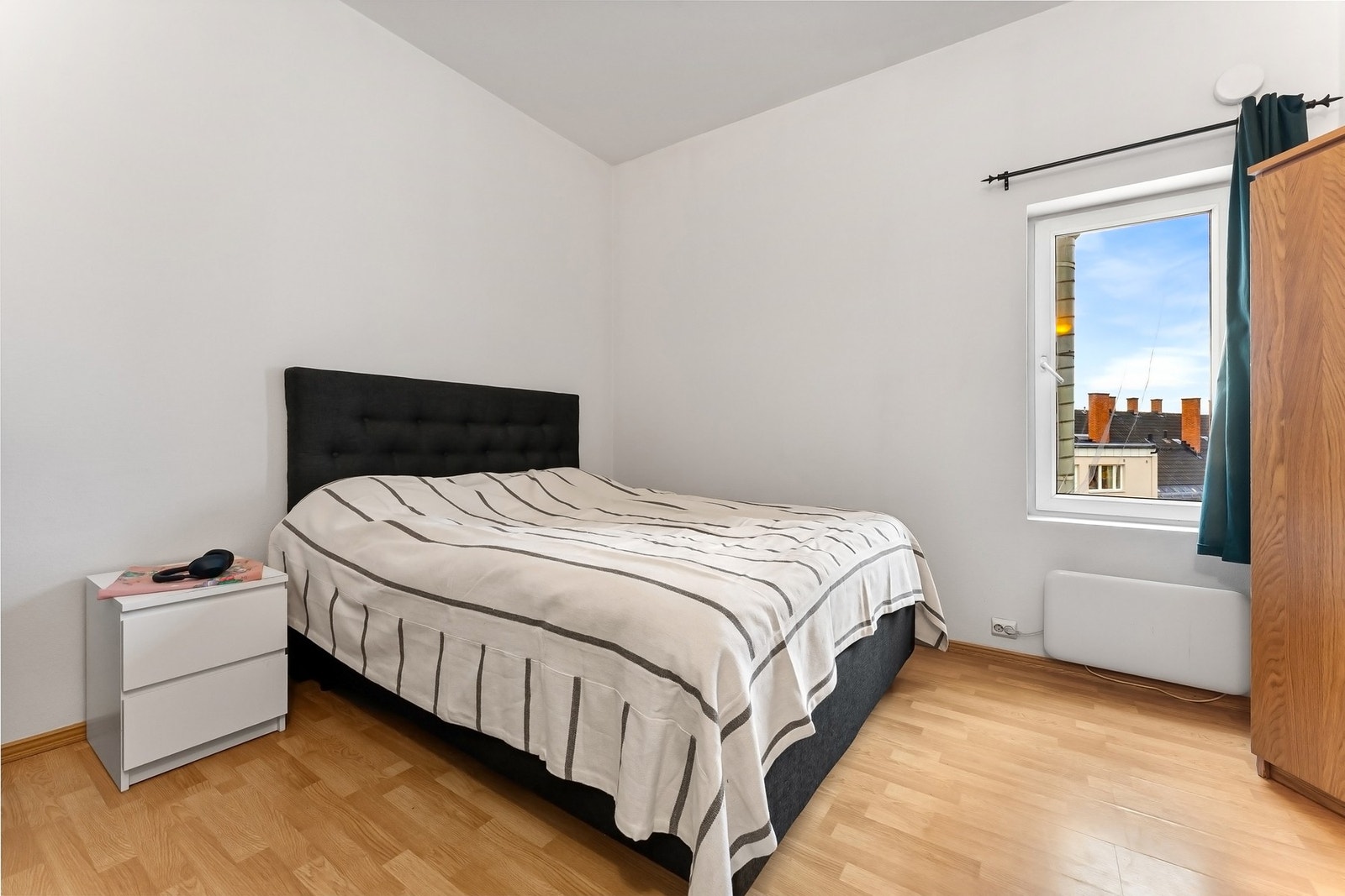 Romslig soverom med god plass for dobbeltseng og tilhørende nattbord på hver side. Galleribilde