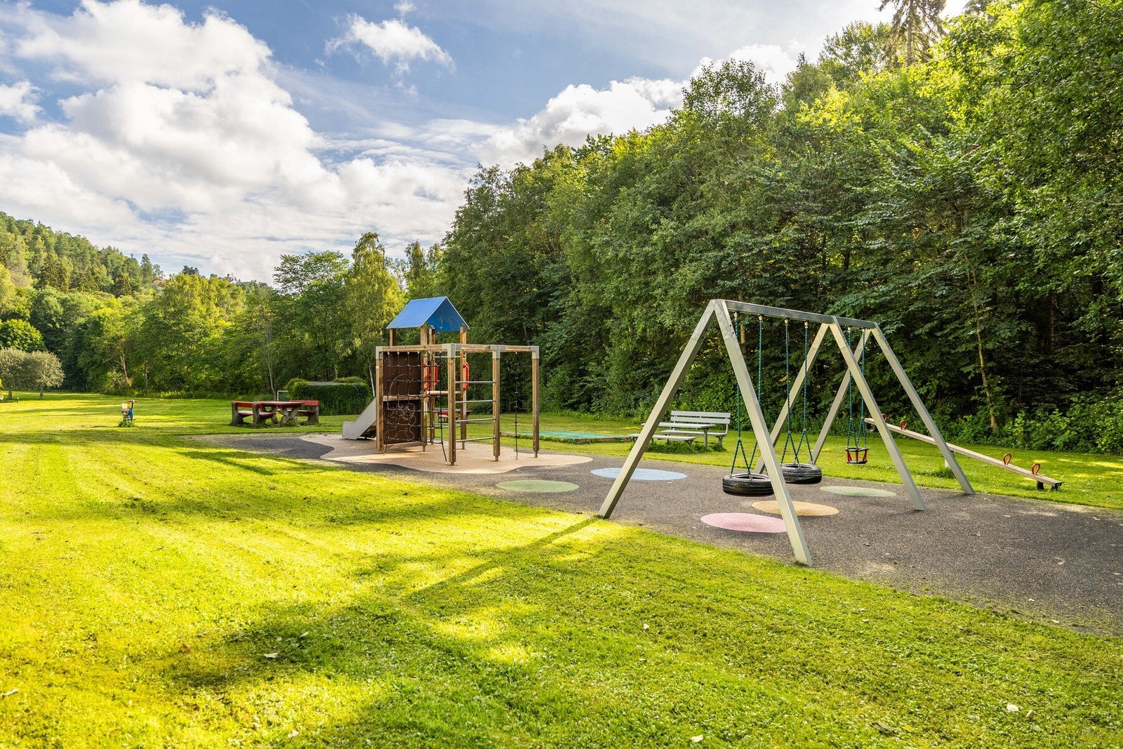 Det er sittegrupper og lekeplasser på fellesområdene. Galleribilde