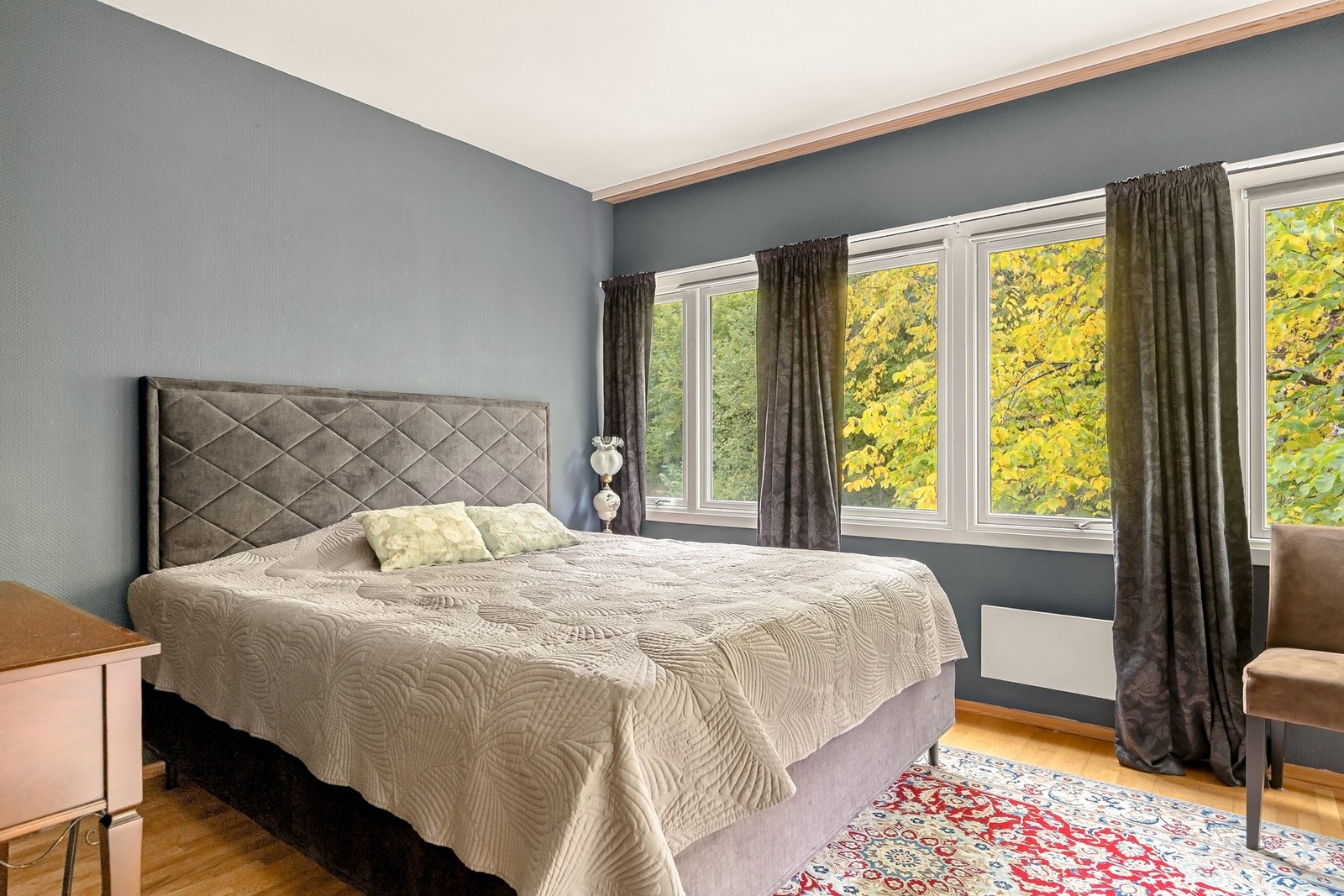 I underetasjen finner man et romslig hovedsoverom. Galleribilde