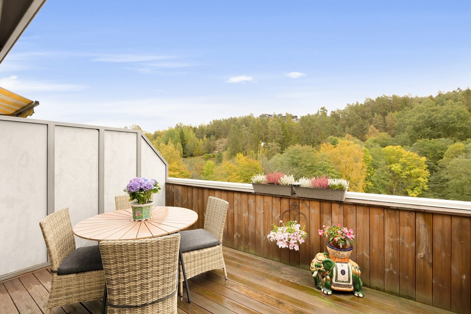 Leiligheten ligger i et naturskjønt og skjermet område. Galleribilde