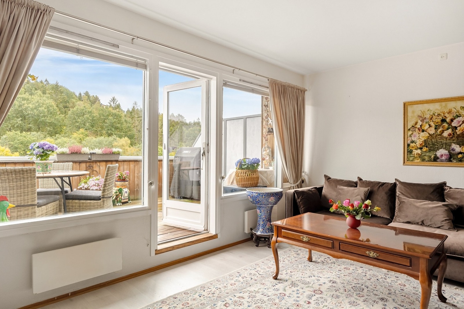 Stuen er lys og innbydende med en god planløsning. Galleribilde