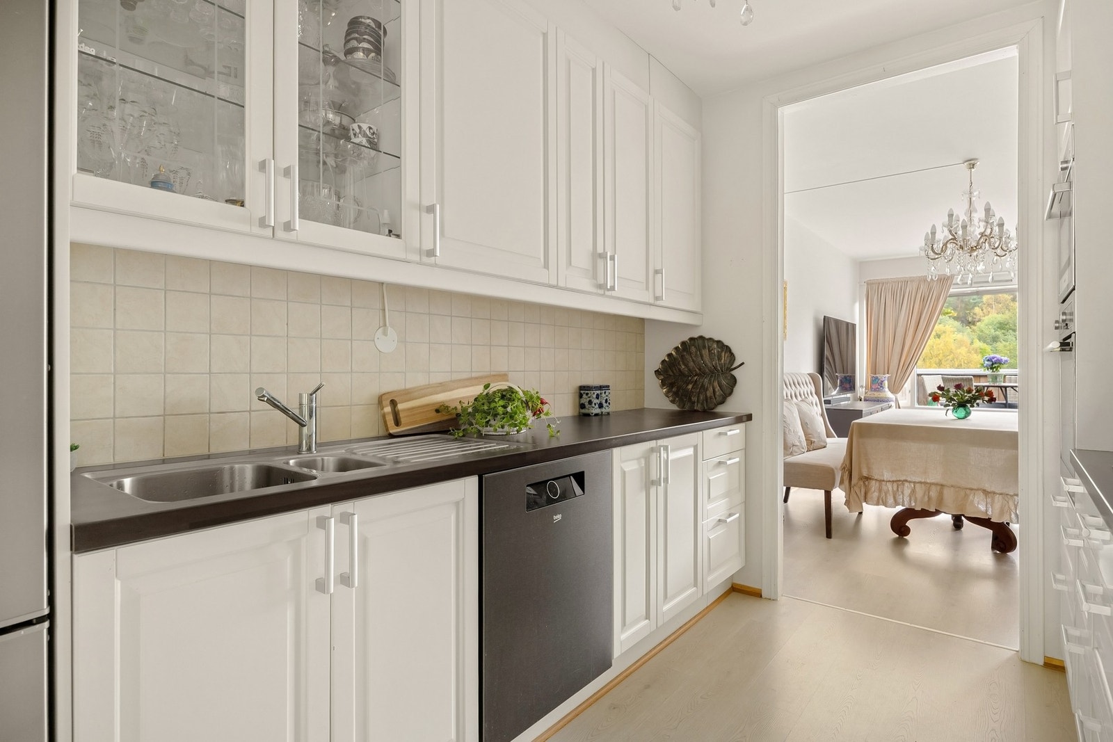 Innredningen har profilerte fronter, benkeplater av laminat med nedfelt oppvaskkum i rustfritt stål. Galleribilde