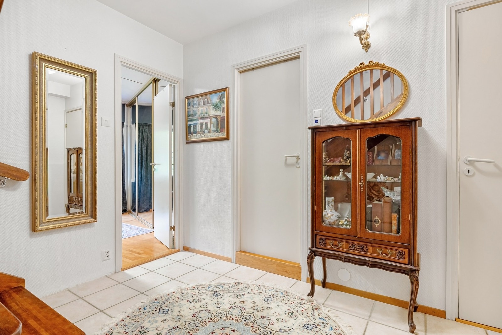 Romslig hall med plass for klesoppheng og oppbevaring av sko. Galleribilde