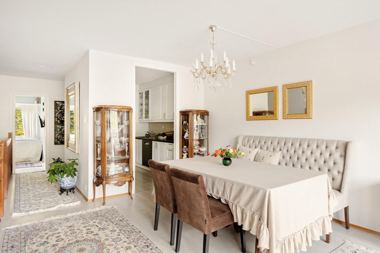 Plass til stort spisebord med rom for middagsgjester. Galleribilde