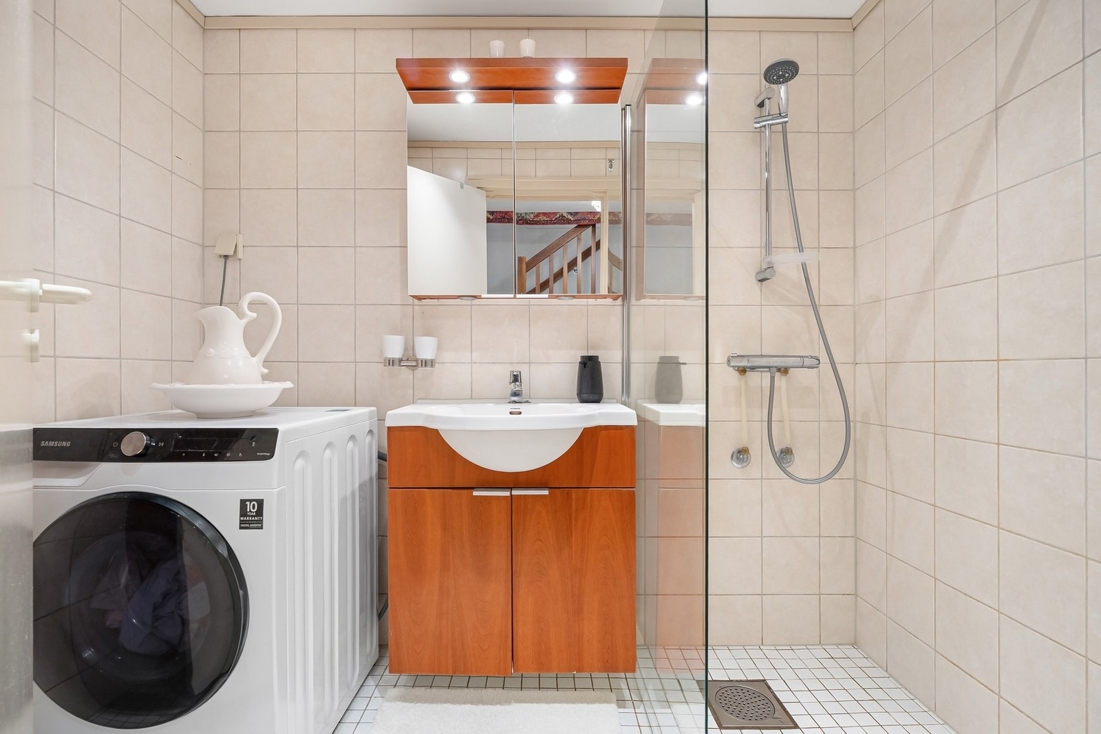 Helfliset bad med gulvvarme og opplegg for vaskemaskin. Galleribilde