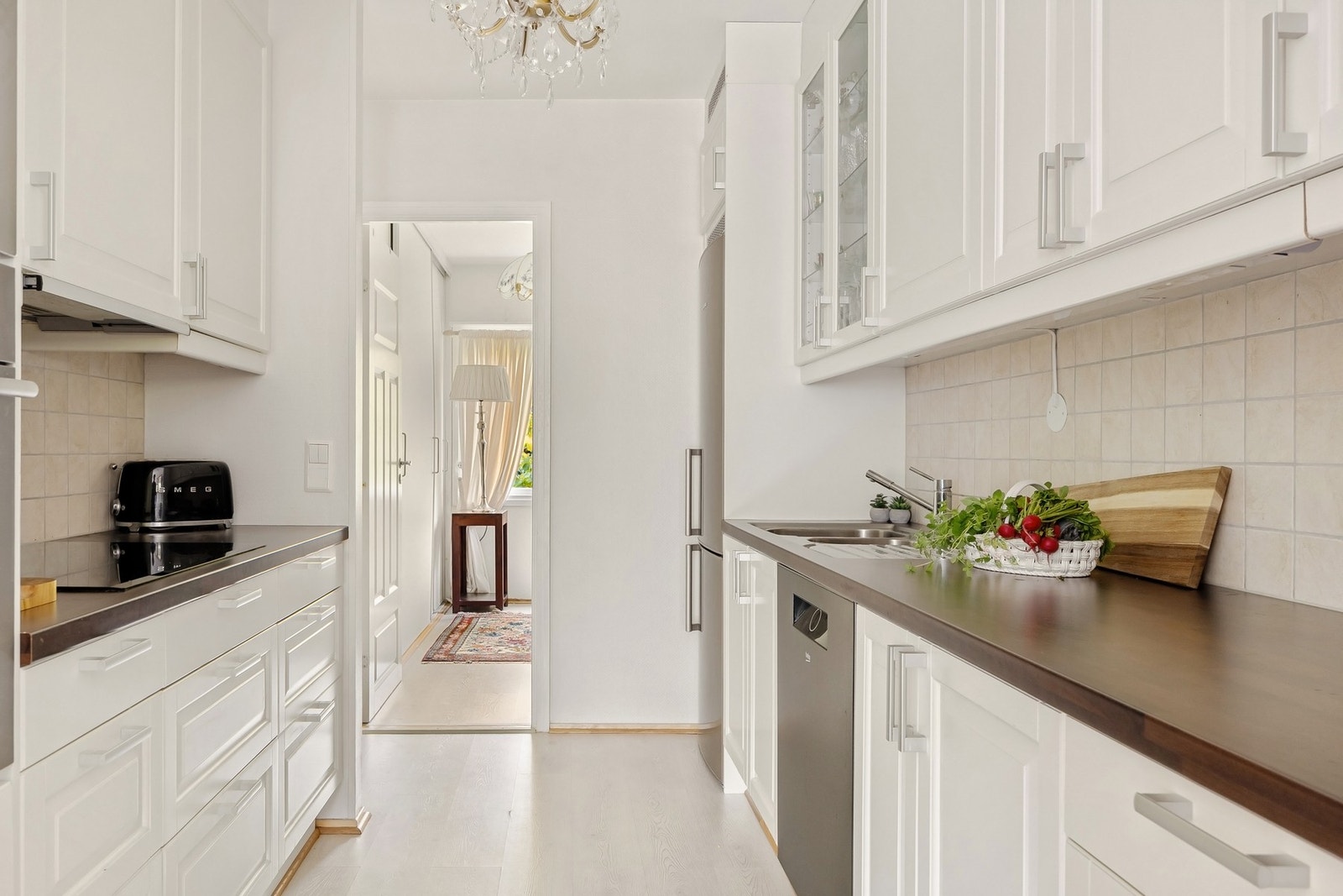 Kjøkkenet har lekkasjestopper. Det er en fin kombinasjon av skap- og benkeplass for både oppbevaring og matlaging. Galleribilde