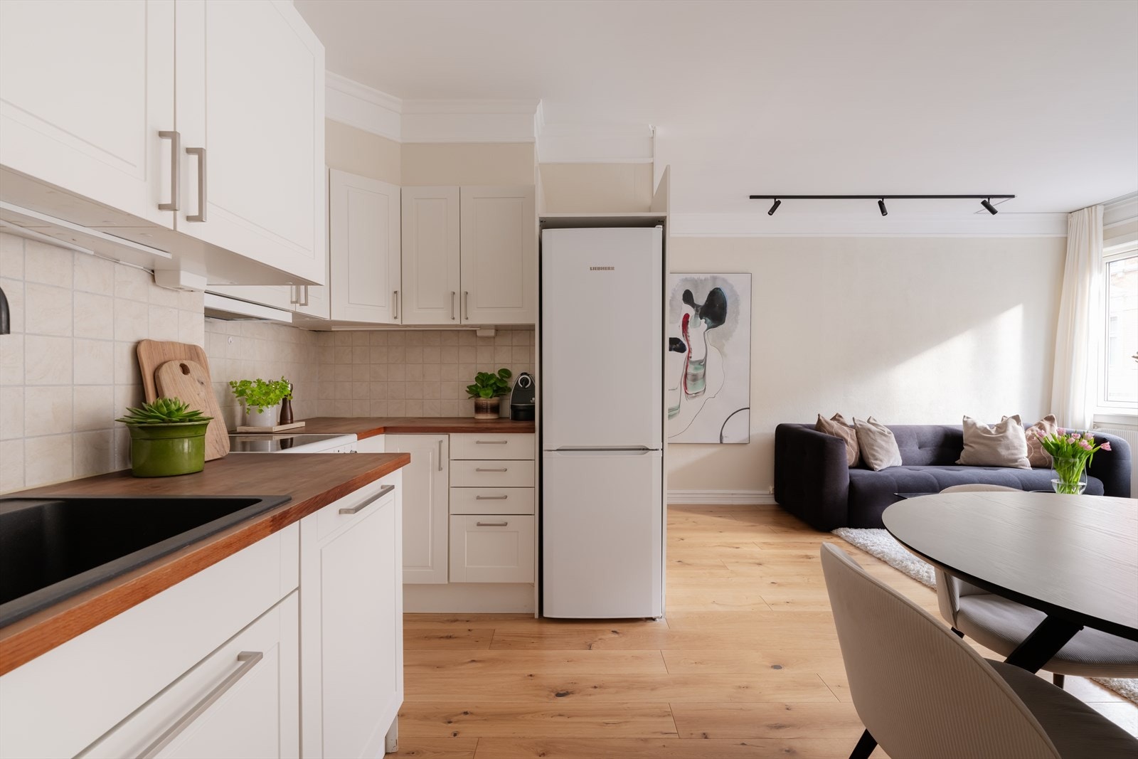 Kjøkkenet har opplegg for komfyr med topp, oppvaskmaskin og frittstående kjøleskap. Ventilasjonen ivaretas av en kjøkkenventilator med kullfilter plassert over stekesonen. Galleribilde