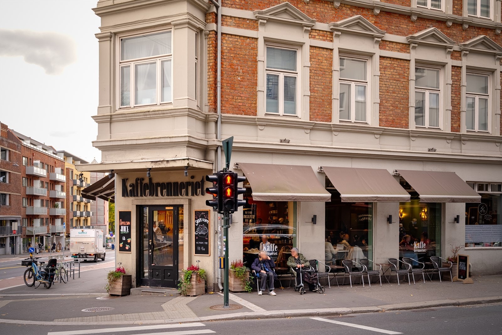 Rett utenfor døren finner du et stort utvalg av kaféer, bakerier, restauranter og spesialbutikker. Bydelen har også flere apotek, vinmonopol og gode helsetjenester i umiddelbar nærhet. Galleribilde