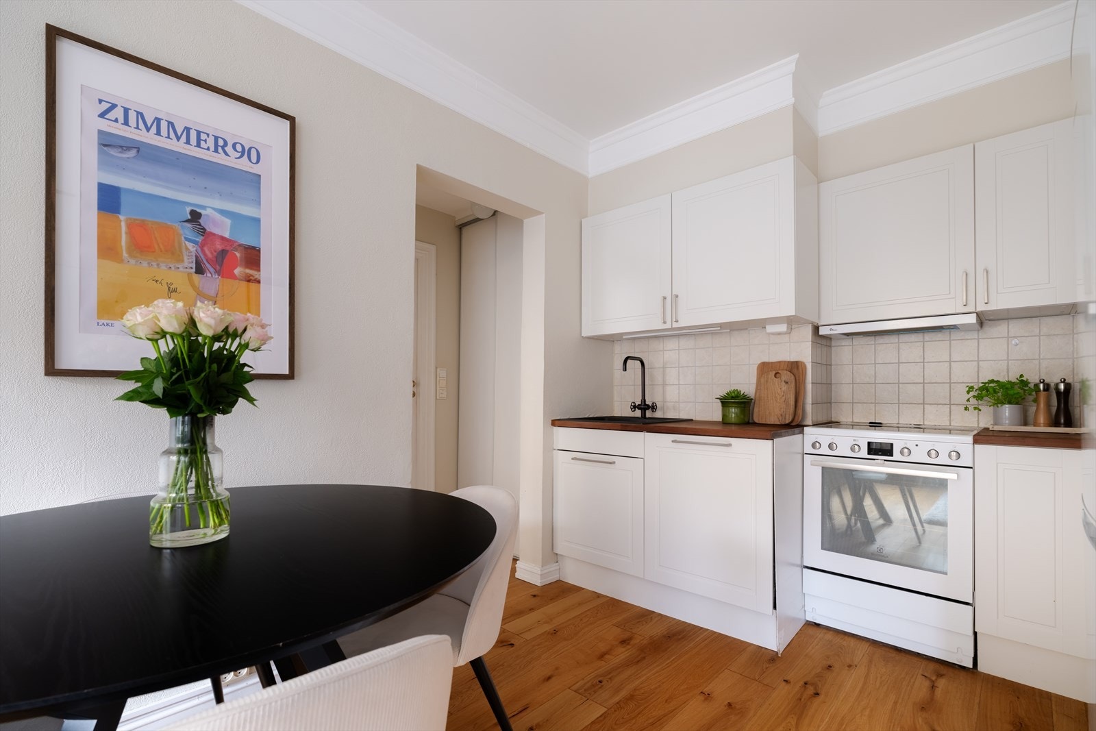 Kjøkkenet ble ifølge eier oppgradert i 2018 og består av en moderne innredning med profilerte, fabrikklakkerte fronter og heltre benkeplate med nedfelt kum i kompositt. Galleribilde