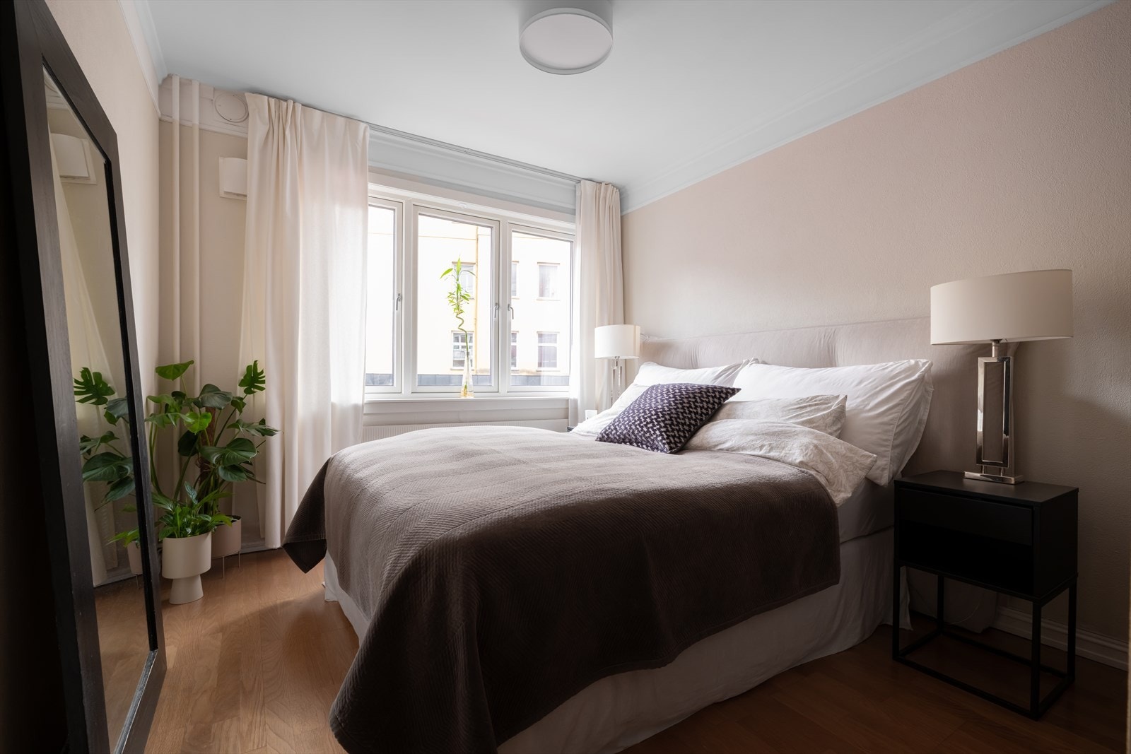 Soverommet er romslig og godt utnyttet, med en praktisk garderobeløsning som gir rikelig med oppbevaringsplass. Galleribilde