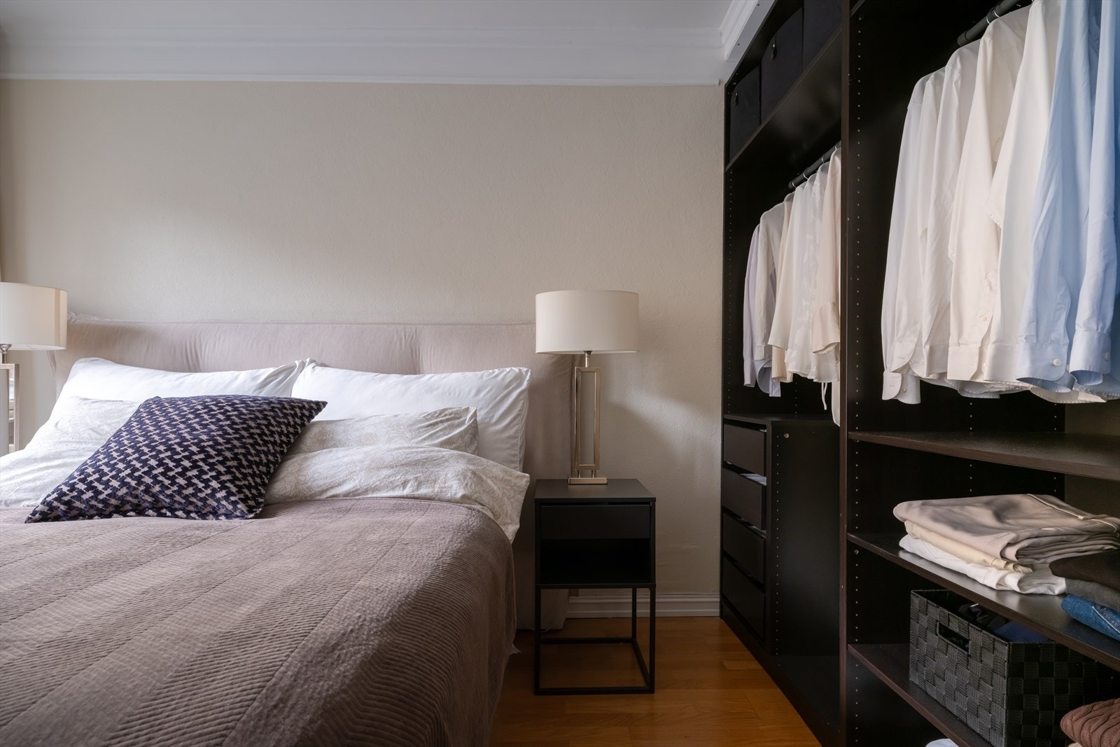 Et lunt og avslappende soverom som innbyr til rolige morgener. Galleribilde