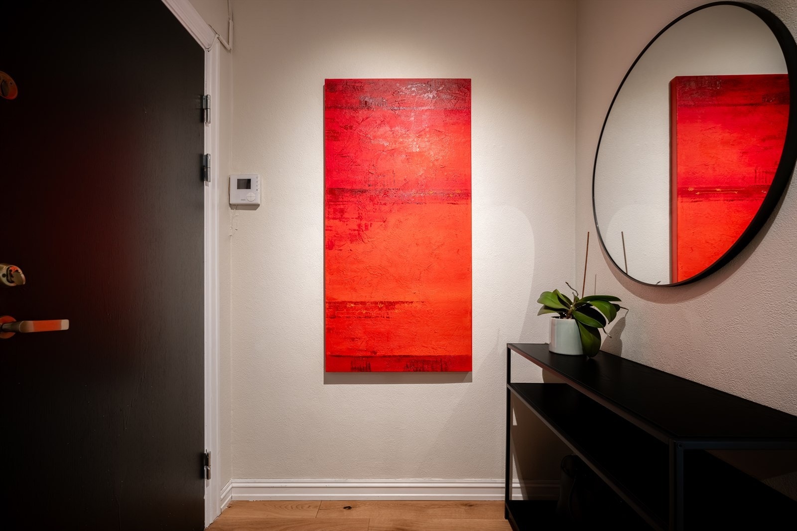 Ved inngangen møtes du av en praktisk entré hvor sikringsskapet er plassert hvor det er utstyrt med automatsikringer. Galleribilde