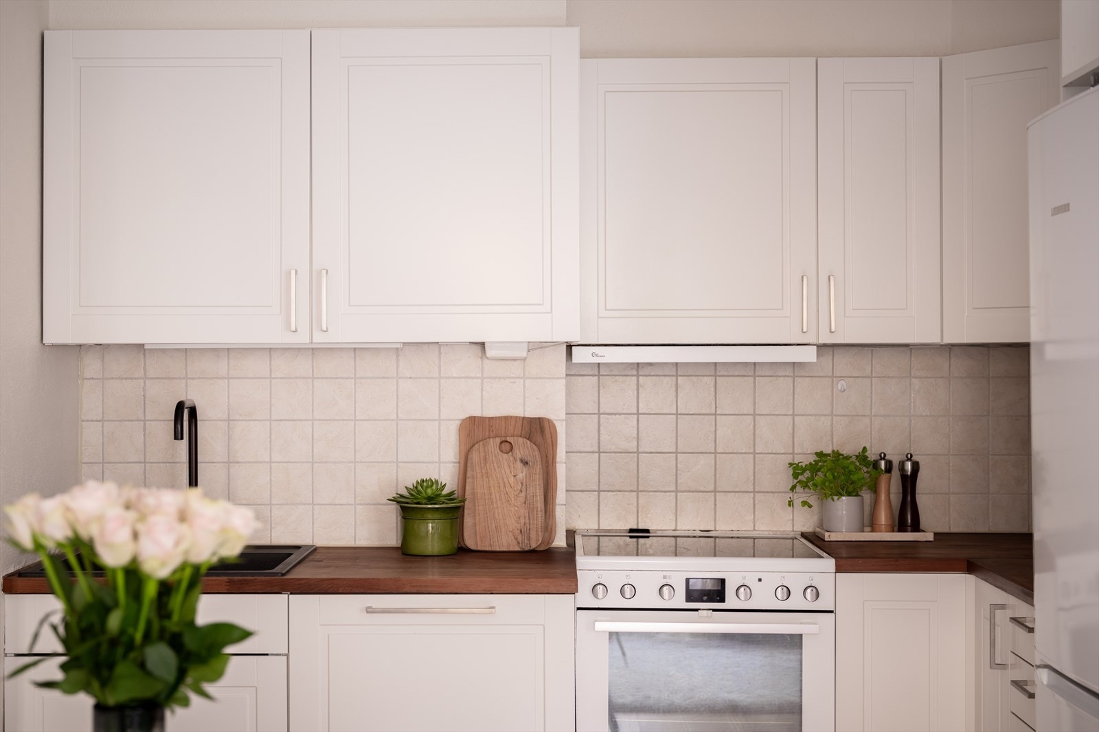 Over benkeplaten er det lagt fliser, og belysning er løst med en integrert LED-lyslist under overskapene. Galleribilde