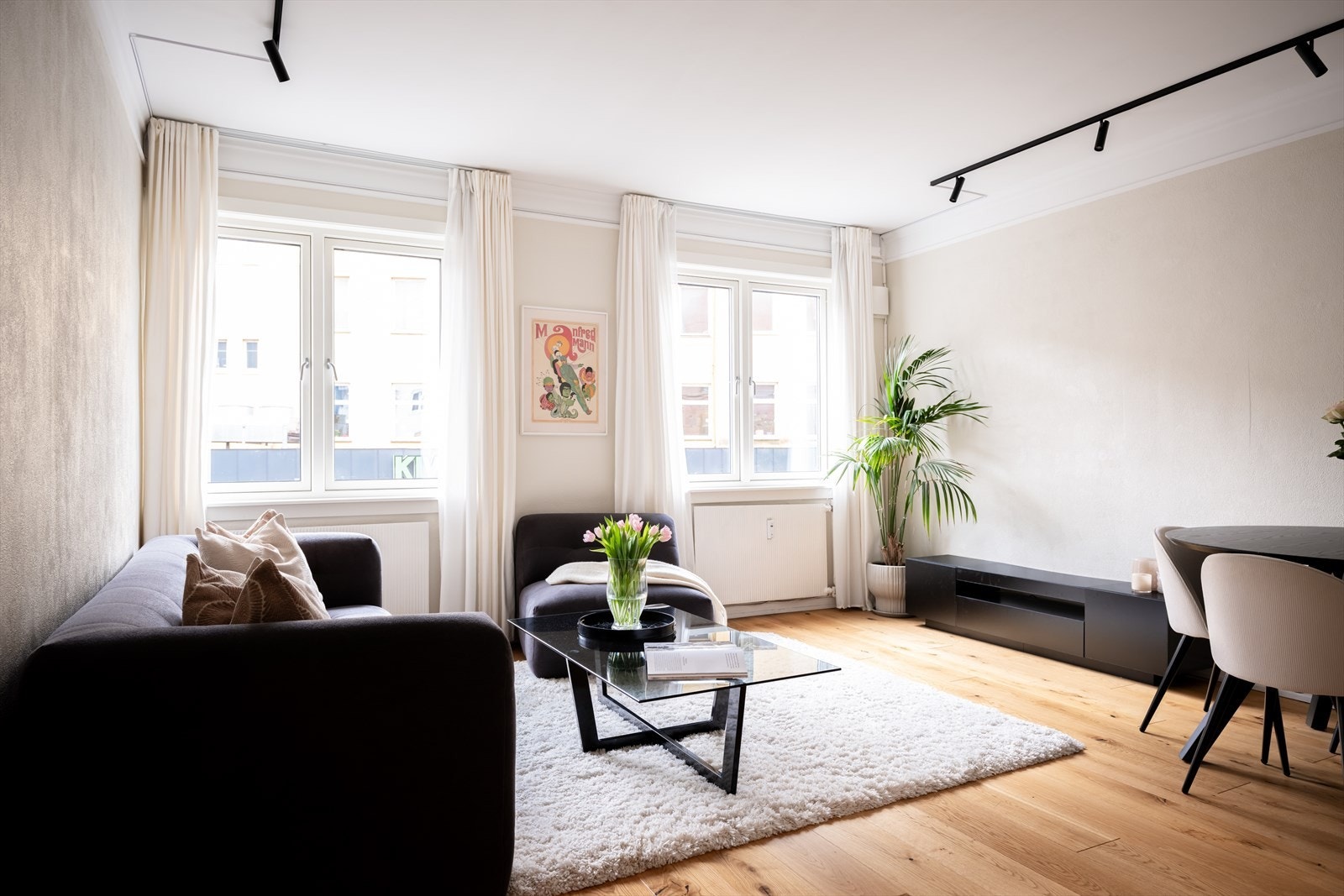 Stue og kjøkken ligger i en åpen og lys del av leiligheten, hvor gulvene er belagt med 3-stavs parkett som gir et varmt og harmonisk preg. Galleribilde