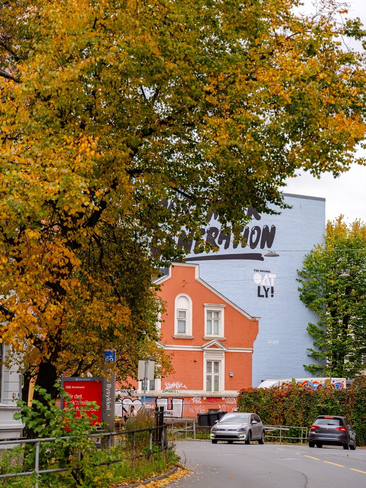 Flere buss- og trikkelinjer går like i nærheten, blant annet fra Ullevålsveien, Waldemar Thranes gate og Stensgata - med hyppige avganger som tar deg til sentrum på 5-10 minutter. Tog- og T-bane finner du ved Nationaltheatret, Stortinget og Majorstuen. Galleribilde