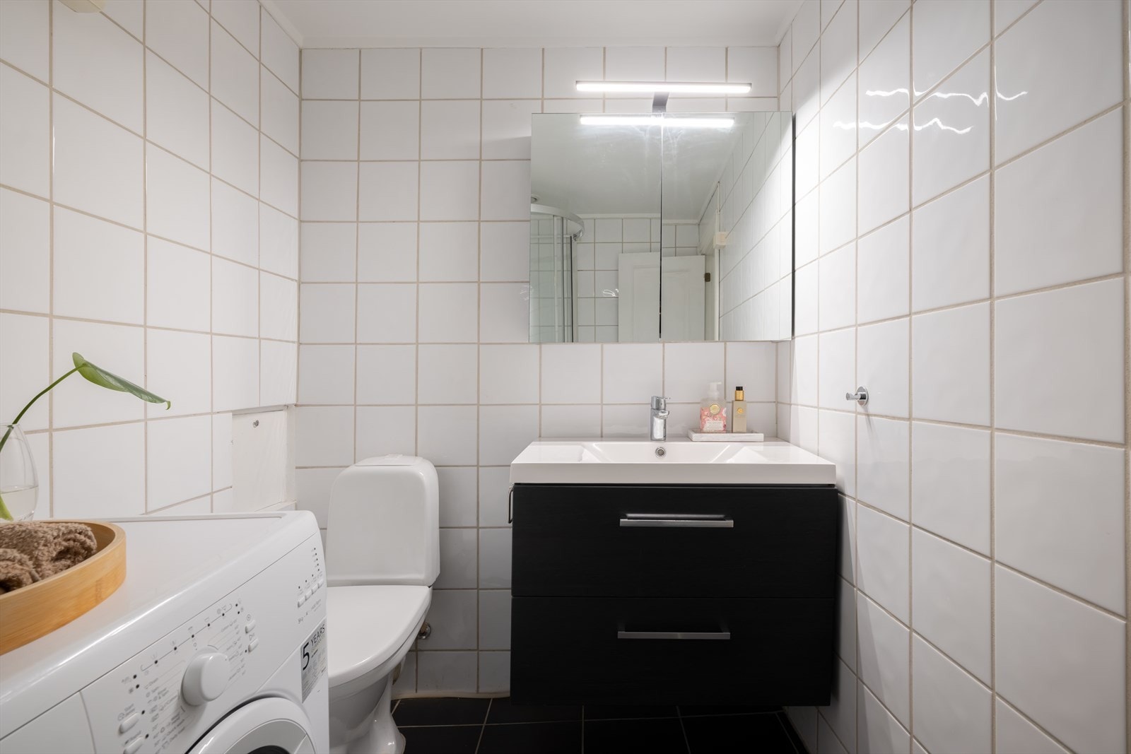 Ifølge eier ble badet flislagt i 2005. Gulvet har termostatstyrte varmekabler som gir god komfort gjennom hele året. Rommet ventileres via en naturlig avtrekksventil i himlingen. Galleribilde