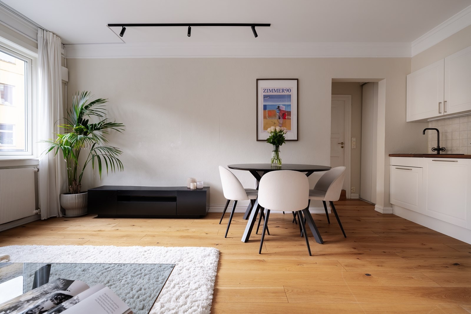 Stilrent allrom med plass til både spisebord og sofagruppe -perfekt for sosiale sammenkomster. Galleribilde