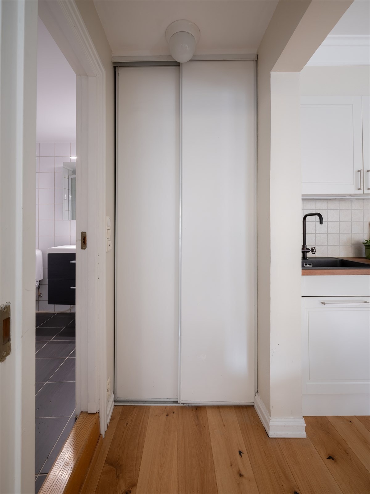 Boligen byr på gode oppbevaringsmuligheter med flere garderobeløsninger, innebygde skap og egen bod. Galleribilde