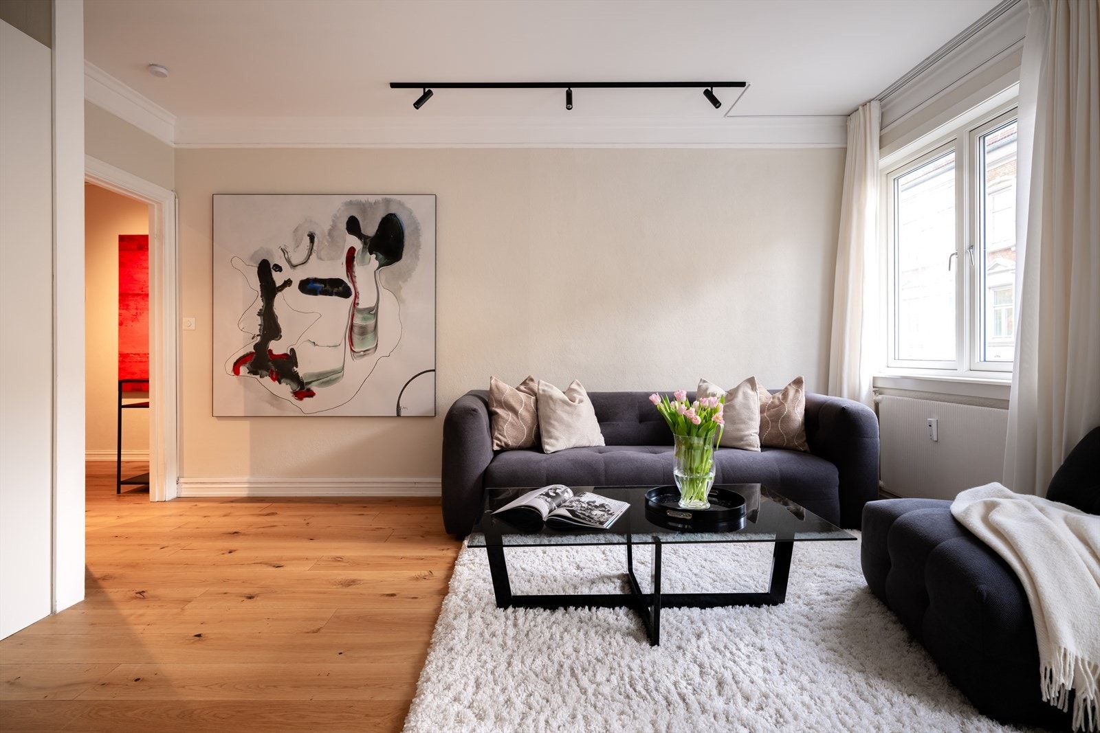 Leiligheten ligger i byggets andre etasje og fremstår som en gjennomtenkt og funksjonell bolig med moderne løsninger og tidløse materialvalg. Radiatorer sørger for jevn og behagelig oppvarming. Galleribilde