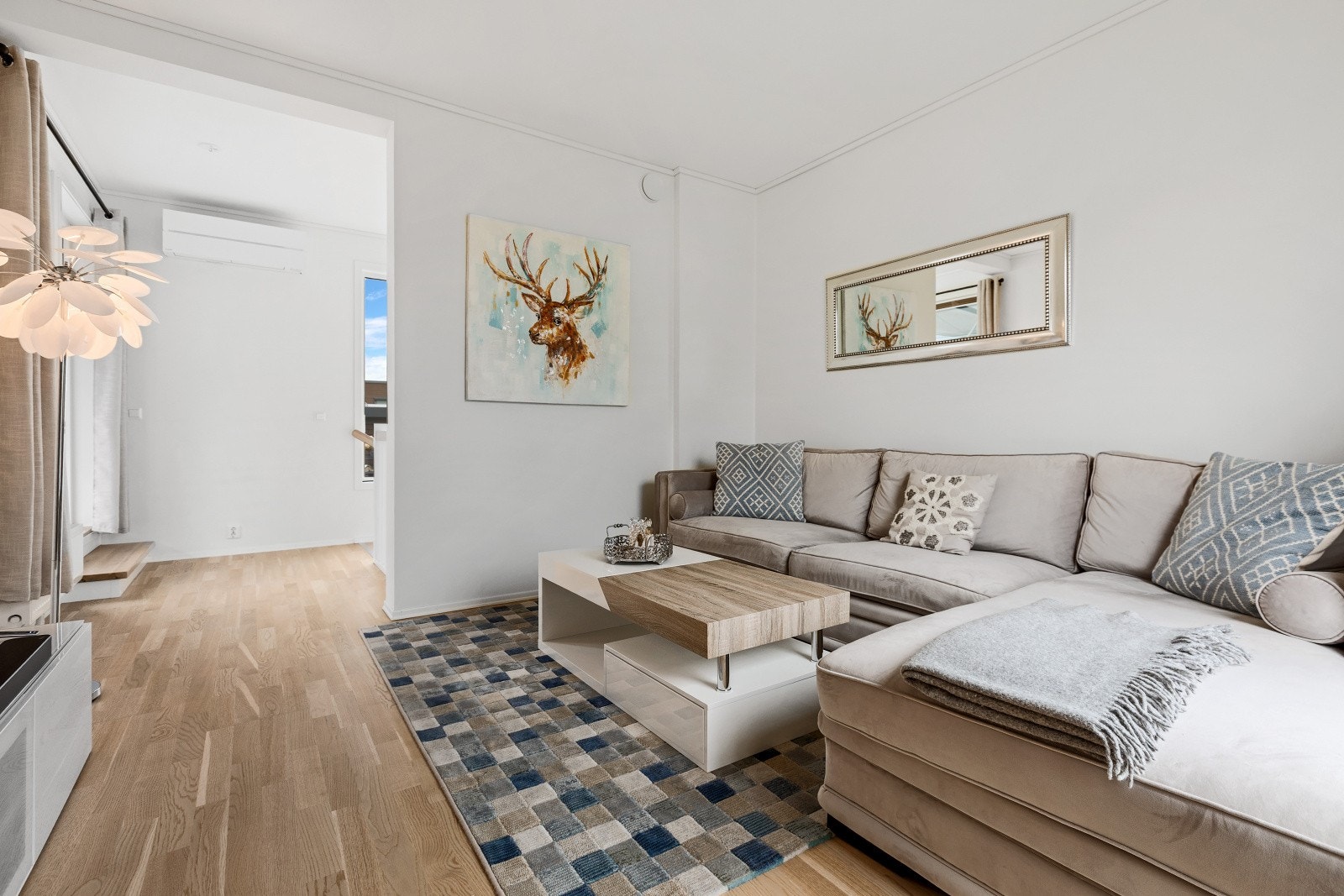 Boligens tredje etasje byr på en lys og luftig stue med ekstra god takhøyde - og her er det også installert aircondition. Galleribilde