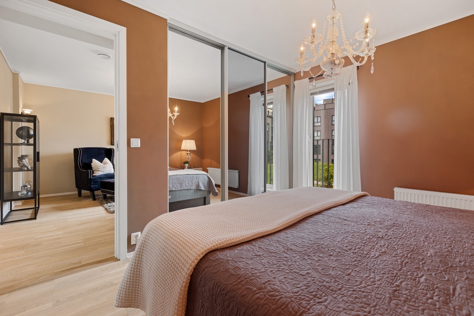 Ved siden av stuen ligger hovedsoverommet, som er innredet med en romslig skyvedørsgarderobe med speilfronter. Galleribilde