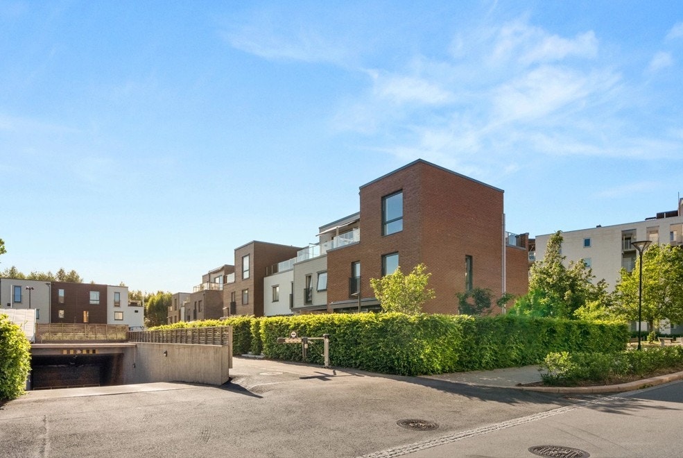 Nedkjøringen til det felles garasjeanlegget er utstyrt med varmekabler, noe som gir trygg og enkel adkomst hele året. Galleribilde