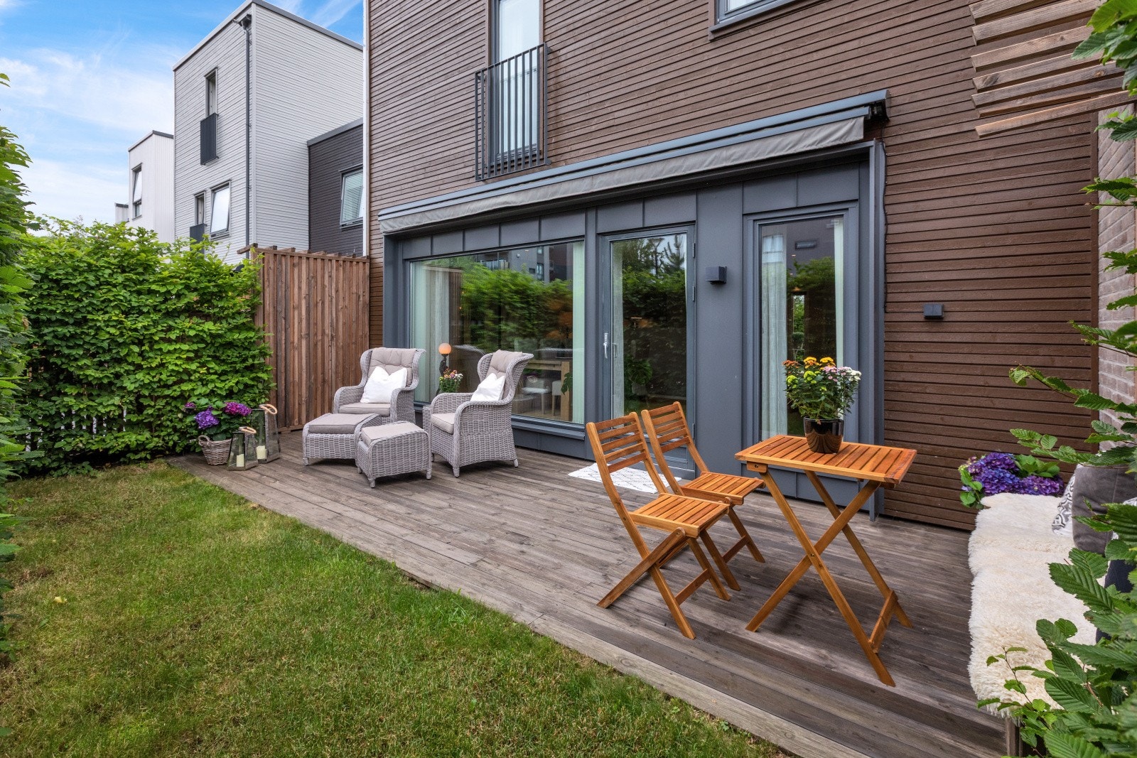 Eier har oppgradert med en stor markise som gir god solskjerming. Her kan du nyte den deilige formiddagssolen. Galleribilde