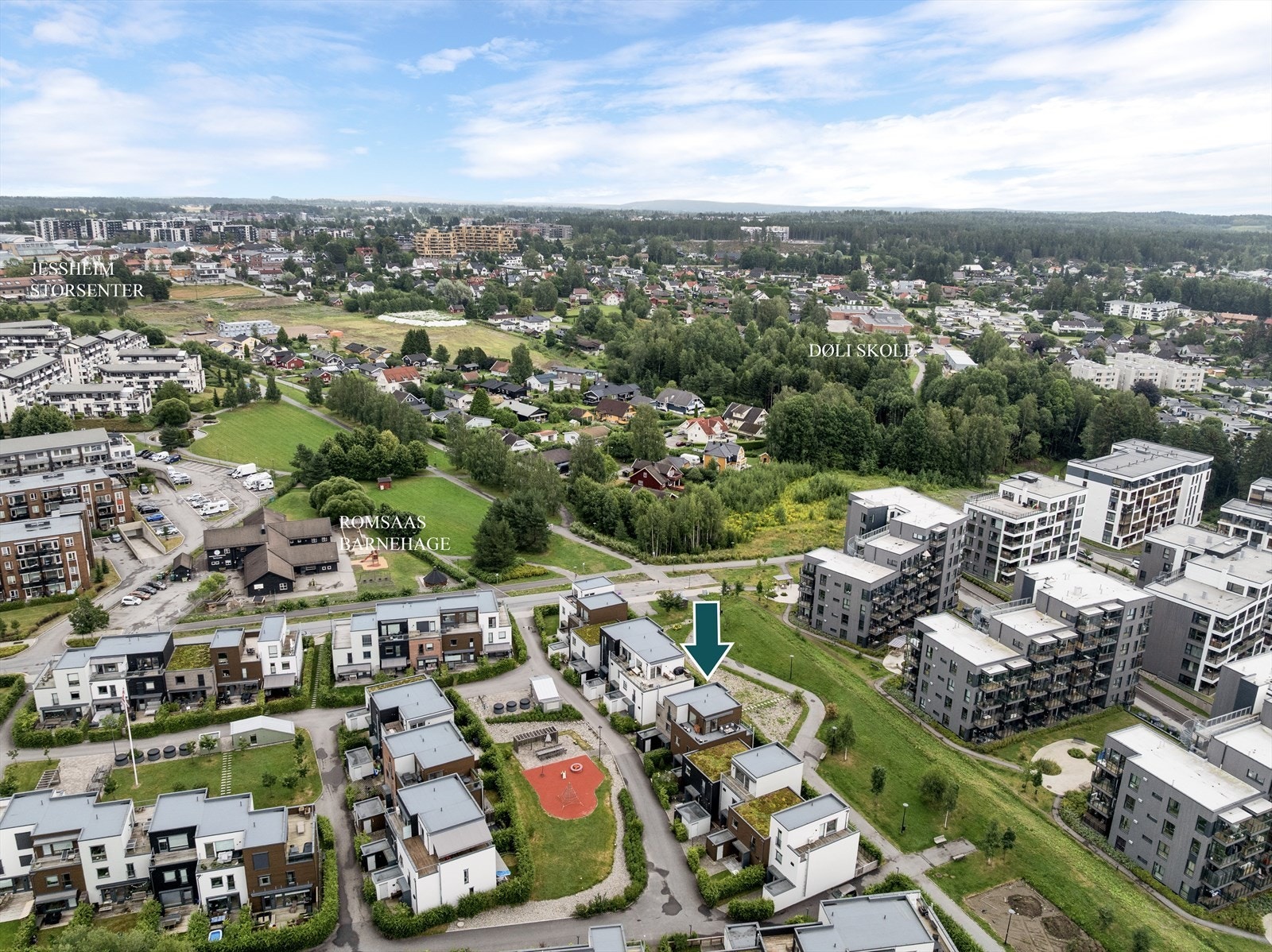 Fra eiendommen er det kort gangavstand til blant annet Norlandia Romsaas barnehage, Døli barneskole og Jessheim Storsenter. Like ved senteret ligger også både buss- og togstasjonen, noe som gir gode kollektivmuligheter. Galleribilde