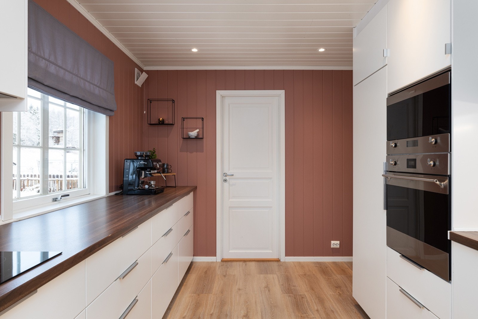 God arbeidsflate, varme veggfarger og et rent moderne uttrykk. Galleribilde