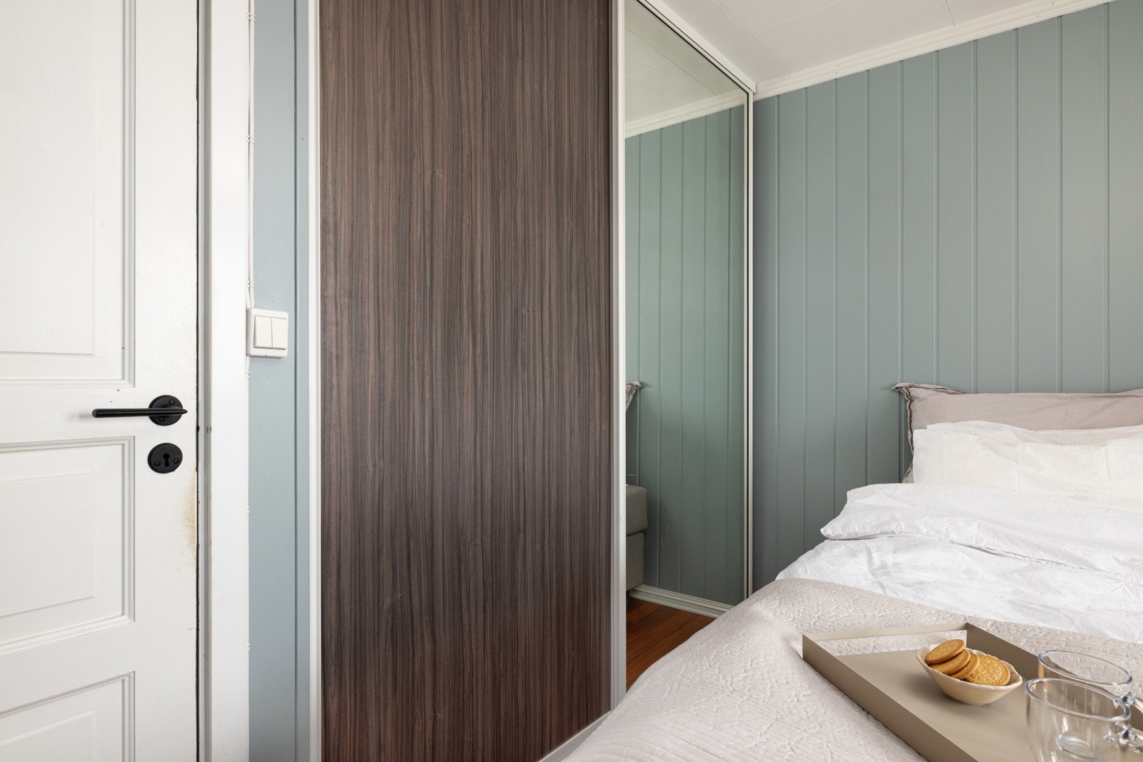 Stor skyvedørsgarderobe og dempede, rolige fargetoner. Galleribilde