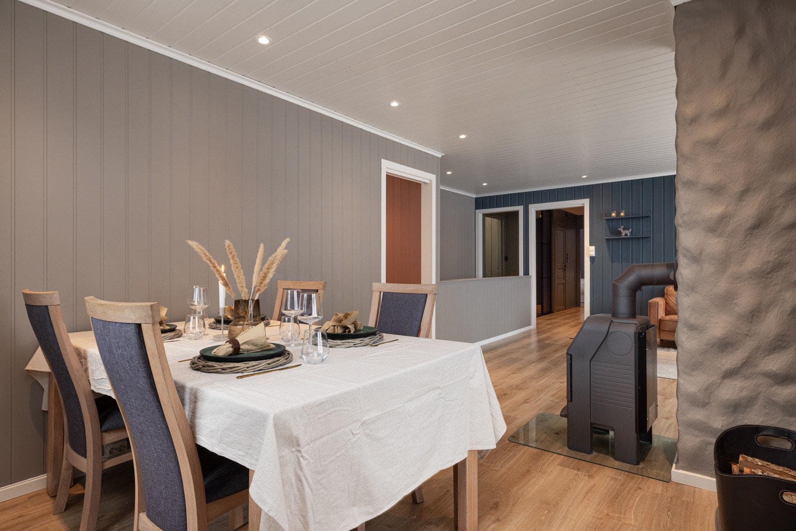 Lys og romslig spisestue med god plass til spisebord og stoler. Galleribilde