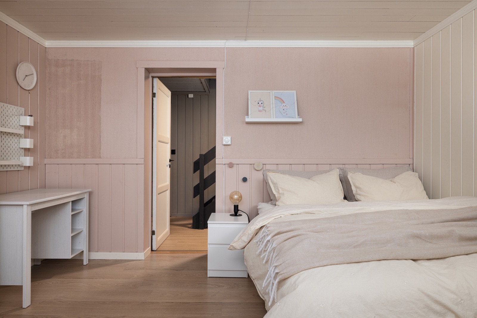 Lyst soverom i myke rosatoner og enkelt behagelig innredning. Galleribilde