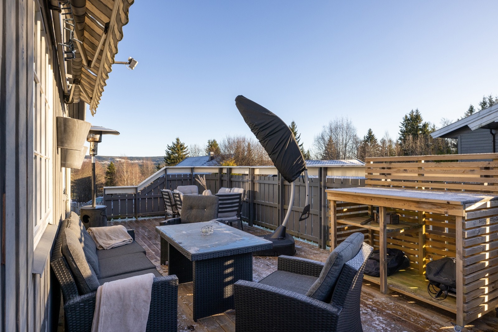 Trivelig terrasse med sittegruppe, gode solforhold og utsikt over nabolaget. Galleribilde