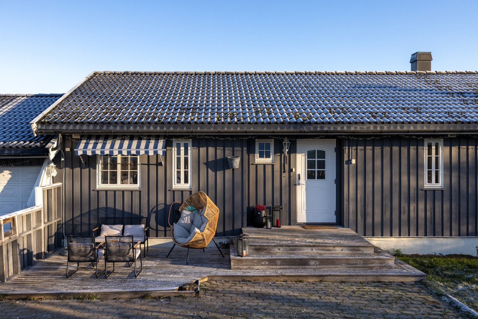Solbelyst inngangsparti med terrasse og sittegruppe. Galleribilde