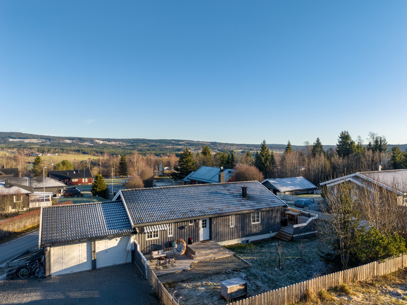 Solrik oversiktsvy over et rolig boligområde. Galleribilde