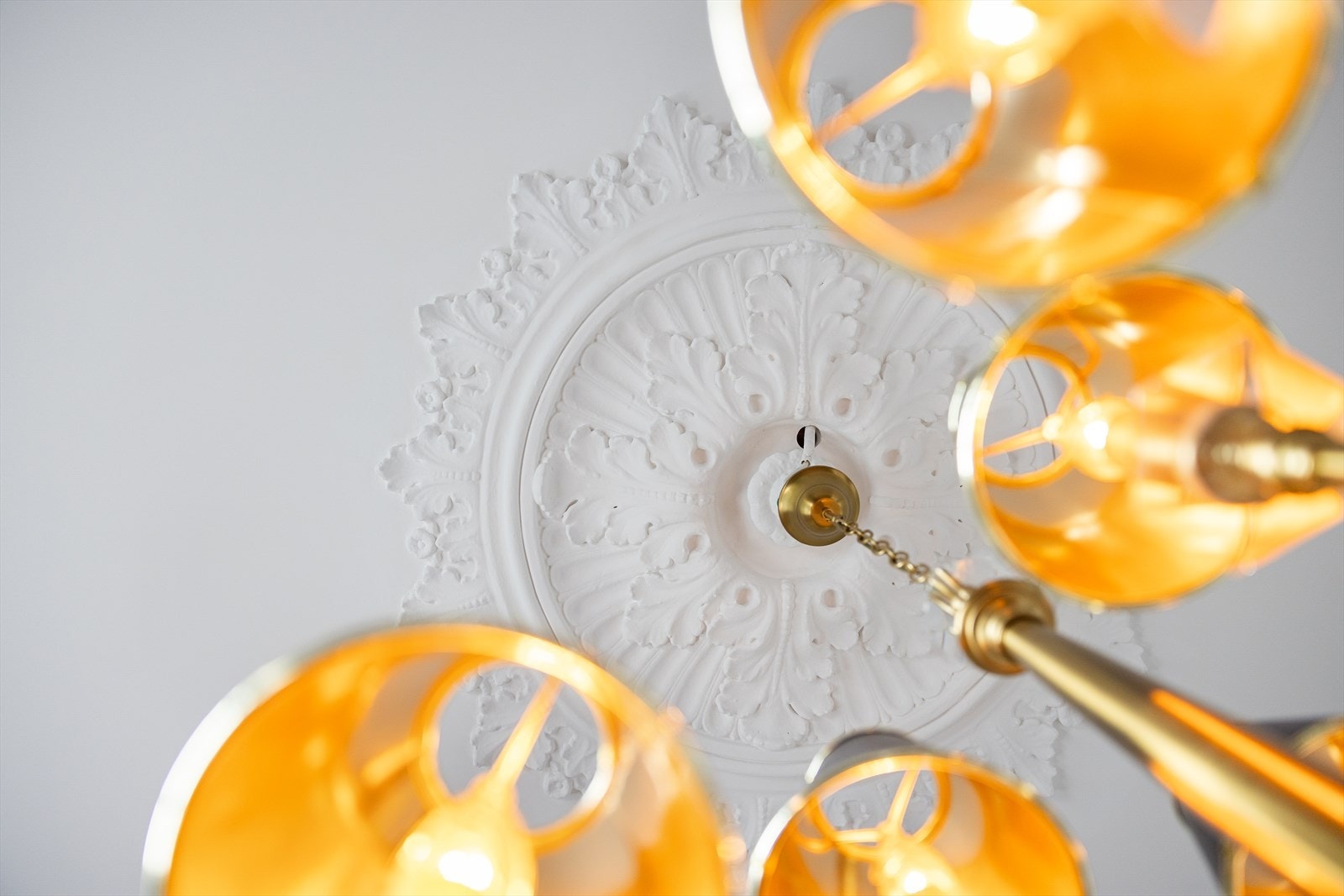 De klassiske detaljene som rosett og stukkatur tilfører rommet særpreg og eleganse. Rosettens lystilkobling er skjult i tak. Galleribilde