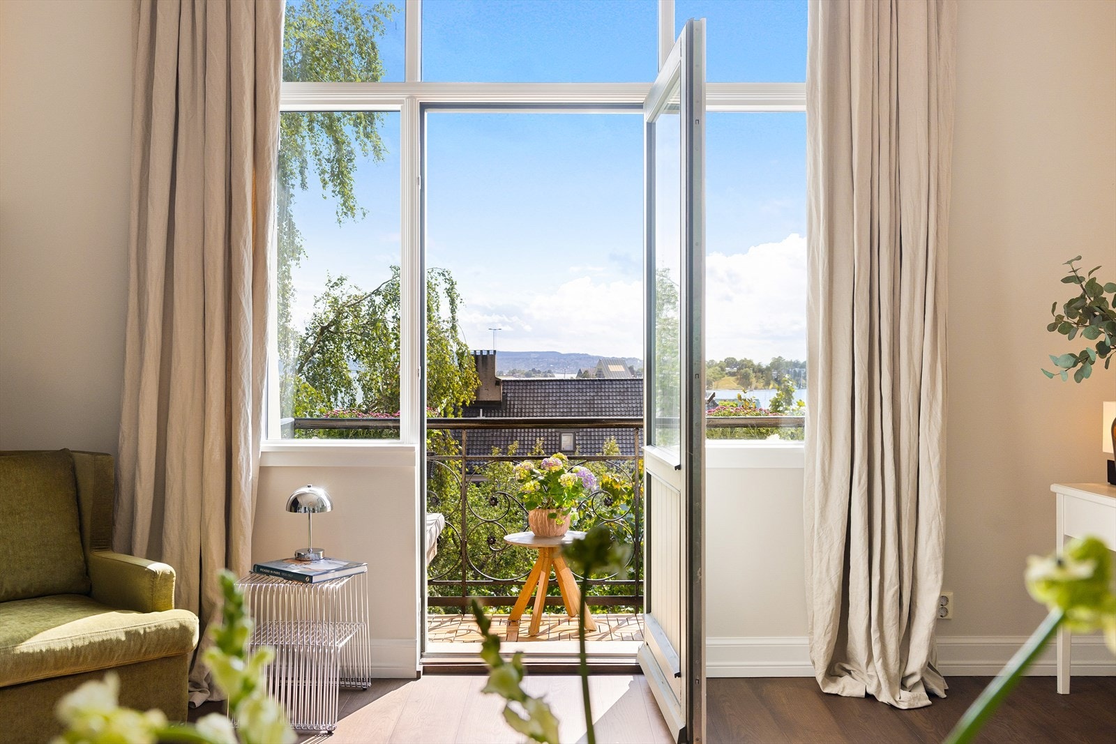 Utsikt fra balkong sommerstid. Galleribilde