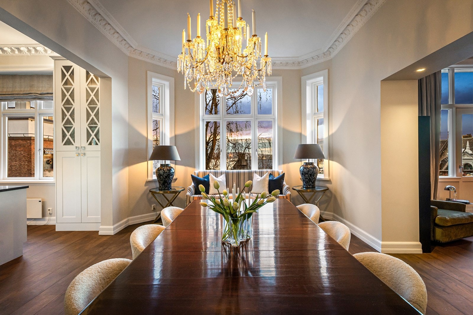 Generøs takhøyde på opp mot 3,4 meter. Det er klassiske detaljer som rosett og stukkatur i flere rom. Galleribilde