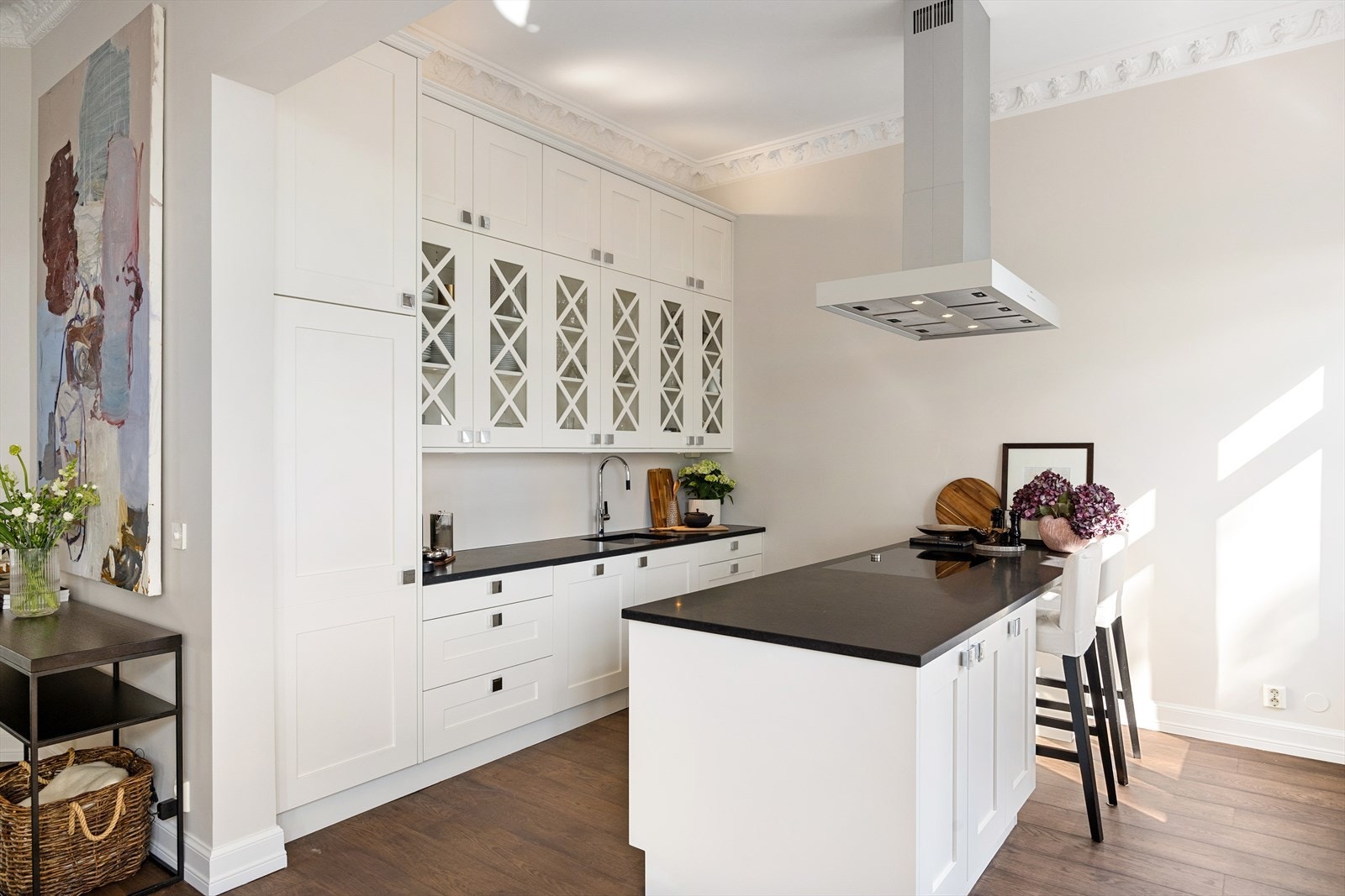 Kompositt benkeplate kombinert med underlimt oppvaskkum og ettgreps blandebatteri gir et moderne og helhetlig uttrykk. Galleribilde