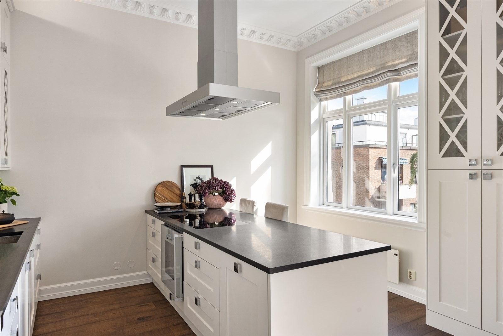 Den innbydende kjøkkenøya gir god arbeidsplass og fungerer som et naturlig samlingspunkt i rommet. Utenom de frodige sommermånedene nyter man her utsikt til Oslofjorden mens man lager mat. Galleribilde