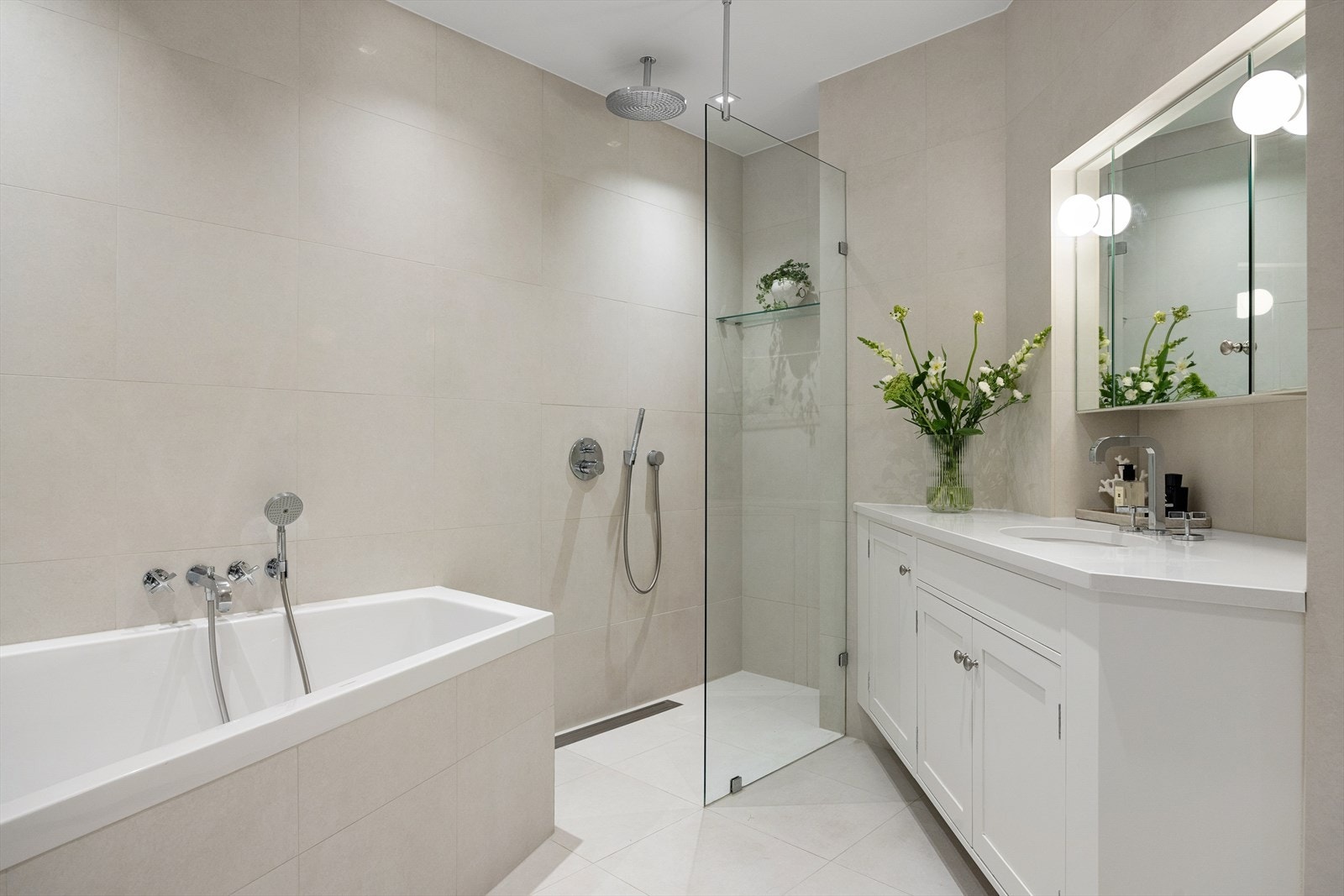 Her får du behagelig gulvvarme som gir en lun start på dagen. Rommet er utstyrt med både badekar og dusjnisje, veggmontert WC, servantskap og togreps blandebatteri. Galleribilde